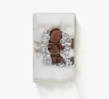 Ugo Dossi, Auktion 329, Los 717, 1970/71, Mischtechnik (Schokolade, Watte, Kordel, Aluminiumfolie). In Plexiglasbox mit Holzrückwand