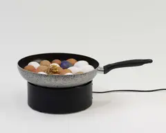 Pol Bury, Auktion 329, Los 235, 1972, Mischtechnik (Bratpfanne, ausgeblasene Eier, Überreste von Kartoffeln, Magnet und Elektrifizierung)