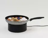 Pol Bury, Auktion 329, Los 235, 1972, Mischtechnik (Bratpfanne, ausgeblasene Eier, Überreste von Kartoffeln, Magnet und Elektrifizierung)
