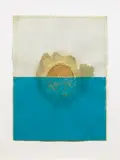 Dieter Roth, Kleiner Sonnenuntergang, Wurstscheibe, blaues und weißes Papier in Plastiktasche