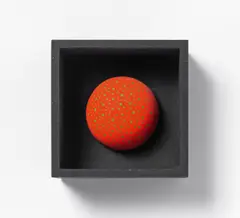 Ohne Titel by Kuno Gonschior, Mischtechnik (Objektkasten aus Holz, bemalte Holzkugel), sold Nov 2014