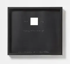 Robert Filliou, "Don't worry everything will turn out all right", Mischtechnik (Spiegel auf schwarzem Karton, weißer Kreidestift)
