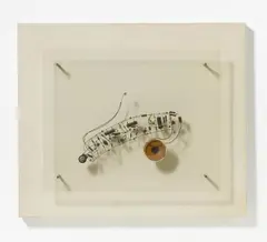 Peter Vogel, Rhythmisches Netzwerk, Lautsprecher, Platine, Plexiglas, Stahlstifte, Holz, Elektrokabel und -stecker, Schalter