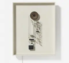 Peter Vogel, Kleines Wandobjekt, Lautsprecher, Platine und Transformator in Holzrahmen mit Kabel und Stecker