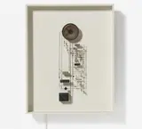 Peter Vogel, Kleines Wandobjekt, Lautsprecher, Platine und Transformator in Holzrahmen mit Kabel und Stecker