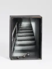 Gerhard Richter, Kugelobjekt II, Holzkästchen mit Schwarz-Weiß-Fotografie, drei Glasscheiben und drei Stahlkugeln in unterschiedlicher Größe