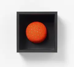 Ohne Titel by Kuno Gonschior, Mischtechnik (Objektkasten aus Holz, bemalte Holzkugel), sold Jun 2015