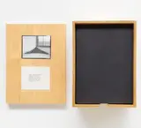 Thom Merrick, Ohne Titel (Geknüllte und geworfene Papierskulptur), Schwarzes Papier und Holzbox