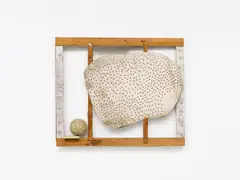 Michael Reiter, "Der Elefant frißt", Mischtechnik, Holz, Gummiball und Draht