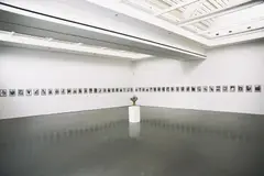 Hans-Peter Feldmann, "100 Jahre", Installation mit 101 Gelatinesilberabzügen auf Barytpapier