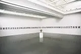 Hans-Peter Feldmann, "100 Jahre", Installation mit 101 Gelatinesilberabzügen auf Barytpapier