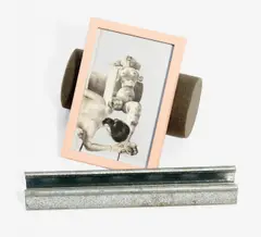 Kate Davis, An Ethical Imperative (Journey), Bleistiftzeichnung, Siebdruck/Papier, Schaumstoffrolle, Metall, bemalter Holzsockel