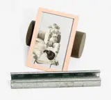 Kate Davis, An Ethical Imperative (Journey), Bleistiftzeichnung, Siebdruck/Papier, Schaumstoffrolle, Metall, bemalter Holzsockel