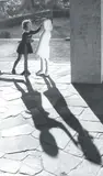 Hans-Peter Feldmann, Zwei Mädchen mit Schatten, Gelatinesilberabzug
