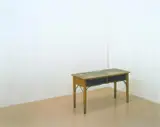 Ricarda Roggan, Tisch mit grüner Platte und Verstrebung, C-Print