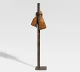 Horst Egon Kalinowski, "Borne" (Stele), Mischtechnik (Holz, Leder und Metall)