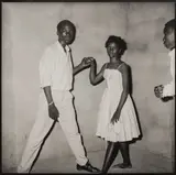 Malick Sidibé, Les deux amis au cours d'une soirée populaire
