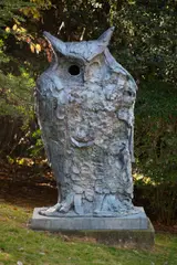 Thomas Houseago, Standing Owl I, 2012, plaster, hemp and iron rebar, on artist's wooden plinth