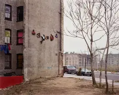 Joel Sternfeld, The Bronx, New York (Sculpture by John Ahearn and Rigoberto Torres), November, 1982, Chromogenic print, printed 1984