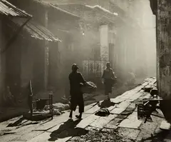 何藩 Fan Ho, Back Alley Shine, 1947, Gelatin silver print