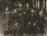 August Sander, Westerwälder Bauernfamilie, 1915, Gelatin silver print