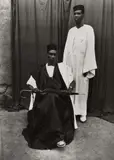 Seydou Keïta, Homme Assis Avec Parapluie, Homme Debout En Blanc