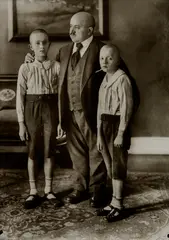 Witwer mit seinen Söhnen (Widower with his Sons) by August Sander, 1906-1907, Gelatin silver print, printed 1979 by Gunther Sander, offered Dec 2024