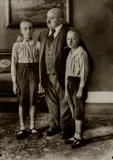 August Sander, Witwer mit seinen Söhnen (Widower with his Sons), 1906-1907, Gelatin silver print, printed 1979 by Gunther Sander