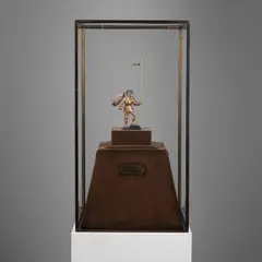 Waltércio Caldas, Homenagem aos passáros ao nascimento das grandes florestas, 1970, plastic figurine, taxidermied bird, paint, wood and velvet in a Plexiglas vitrine