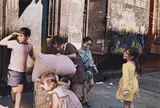 Helen Levitt, N.Y. (children with laundry)