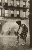 Ruth Orkin, Fire Hydrant (mother and child)