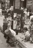 Helen Levitt, N.Y.C. (children with broken mirror)