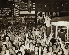 Arthur Leipzig, V.E. Day, Times Square, 1945, Gelatin silver print