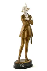 Bruno Zach, Žena s cigaretou, Okolo 1930, Bronz, slonovina, mramorový podstavec