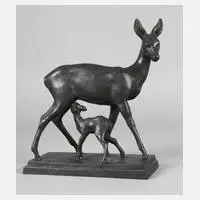 Bernhard Butzke, Ricke mit Kitz, Bronze mit schwarzgrüner Patina
