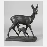 Bernhard Butzke, Ricke mit Kitz, Bronze mit schwarzgrüner Patina