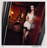 Chas Ray Krider, Motel Fetish, 2001-2002, suite de 5 photographies de la série Motel fetish, tirages couleurs: - Dita on bed one leg up