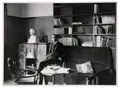 Louis Held, Henry van de Velde in seinem Arbeitszimmer im Haus Hohe Pappeln in Weimar (Belvederer Allee 58), Um 1910, Silbergelatineabzug auf Barytpapier