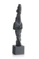 Susanne Voigt, Ohne Titel (Stehende Figur), 1979, Gips, schwarz gefasst