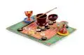 Albert Wigand, Montage mit drei Eierbechern, Um 1970, Assemblage (Kunststoff-Eierbecher, Pinsel, Spielsteine und Spielkarten) und Wasserfarben auf zwei verschieden großen Pappen klebemontiert