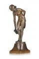 Rudolf Küchler, Wasser schöpfende Krugträgerin, Um 1900, Bronze, grünlich-braun patiniert