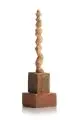 Frank Maasdorf, Stele, 1995, Holz, geschnitzt und auf einem quaderförmigen Postament, dieses wiederum auf einer flachen Plinthe montiert