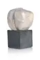 Karl Jüttner, Objekt (Organische Form). 1980er Jahre, Keramik, heller, schamottierter Scherben, montiert sowie grau gefasst und chamoisfarben bis hellgrau glänzend glasiert sowie der Sockel in Kupfermangan glasiert