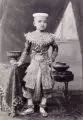 Robert Lenz, Porträt des Prinzen Rama VI. Vajiravudh anlässlich der Tonsur-Zeremonie (Portrait of Prince Rama VI. Vajiravudh on the occasion of his tonsure ceremon, Um 1890, Silbergelatineabzug