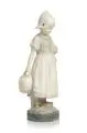 Hans Dietrich, Holländisches Mädchen mit Blumen und Henkelgefäß. Anfang 20. Jh, Alabaster, teils farbig gefasst