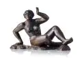 Otto Rost, Sitzender weiblicher Akt mit erhobenem Arm. Wohl 1. H. 20. Jh, Bronze, gegossen, rotbraun patiniert