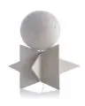Hermann Glöckner, Symmetrische Durchdringung von drei Dreiecken, darauf eine Kugel, 1967, Pappe und Holz, gräulichweiß gefasst, mit punktuell unregelmäßigem Farbauftrag