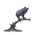 Anton Büschelberger, Bärenjunges auf einem Ast. Wohl 1920er Jahre, Bronze, schwarzgrün patiniert