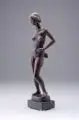 Gertrud Bergmann, Stehender weiblicher Akt, die rechte Hand auf dem Rücken, 1979, Bronze, gegossen, braun patiniert