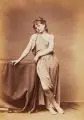 Wanda von Debschitz-Kunowski, Mädchenportrait, 1910, Albuminabzug, vollflächig auf dünnen Karton montiert